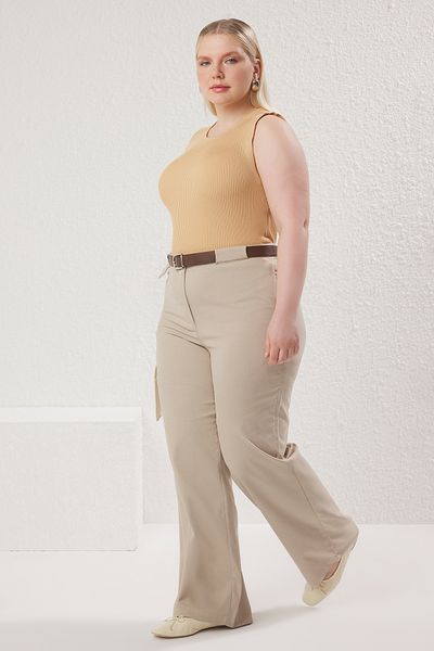 Trendyol Curve Beigefarbene gewebte Hose mit Gürtel in Übergröße TBBSS25AR00036