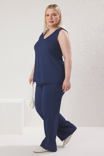 Trendyol Curve Marineblauer, strukturierter Anzug mit V-Ausschnitt in Übergröße – TBBSS25CP00020