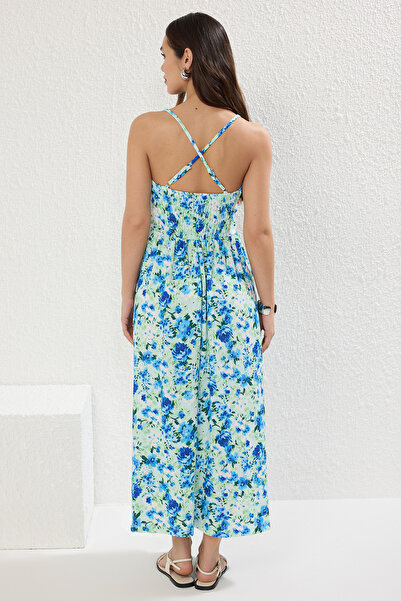 Trendyol Collection Modré pletené maxi šaty s květinovým potiskem a výstřihem do V - sukně, žebrovaný design TWOSS25EL00239