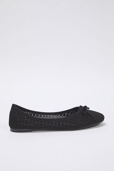 TRENDYOL SHOES Schwarze, detaillierte, perforierte, extra bequeme Ballerinas mit mandelförmiger Zehenpartie für Damen TAKSS25BE00033