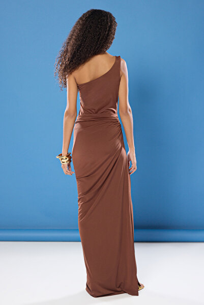 Trendyol Collection Hnědé tělo přiléhavé doplněk Detailní pas Dekolt Dlouhé večerní šaty Šaty pro návrat domů TPRSS25AE00104