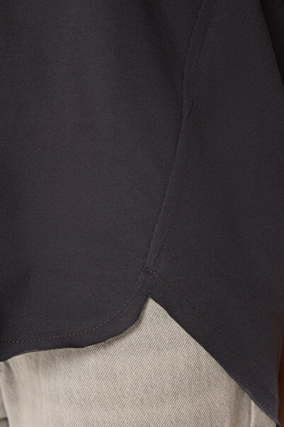 Trendyol Collection Βαμβακερό μπλουζάκι με λαιμόκοψη σε ανθρακί χρώμα Oversize - TWOSS25TS00162