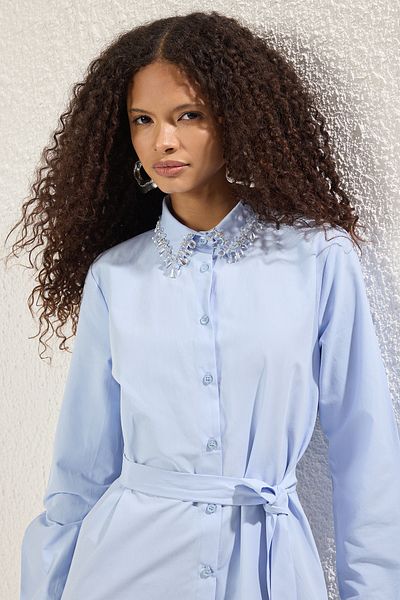 Trendyol Modest Hellblaues, gewebtes Hemdkleid mit Steinaccessoires und Details TCTSS25EB00118