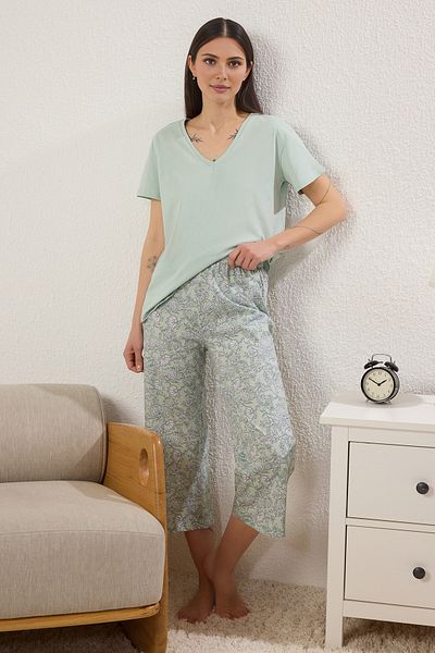 Trendyol Collection Grünes Capri-Strickpyjama-Set mit Blumenmuster THMSS24PT00210