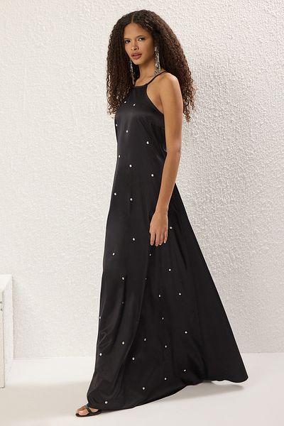Trendyol Collection Μαύρο αξεσουάρ Λεπτομερές σατέν υφαντό μακρύ κομψό βραδινό φόρεμα Νυχτερινό φόρεμα αποφοίτησης TPRSS25AE00158