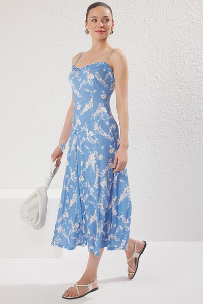 Trendyol Collection Blauer Hosenträger-Rüschenkragen, detaillierter Rock, Volants-Skater/Taillenausschnitt, Maxi-Strickkleid TWOSS25EL00238