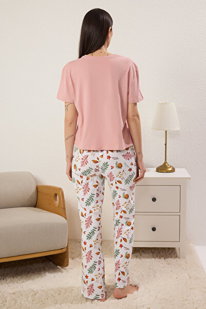 Trendyol Collection Pulverfarbenes, gestricktes Pyjama-Set aus 100 % Baumwolle mit tropischem Muster THMSS25PT00399