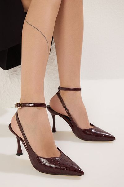 TRENDYOL SHOES Burgunderrote Damenschuhe mit Krokodilmuster und spitzer Zehenpartie mit dünnem Absatz TAKSS25TO00082