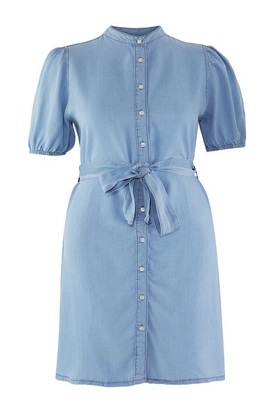 Trendyol Curve Blaues Tencel-Denim-Kleid mit Rundhalsausschnitt und Ballonärmeln in Übergröße TBBSS25AH00090
