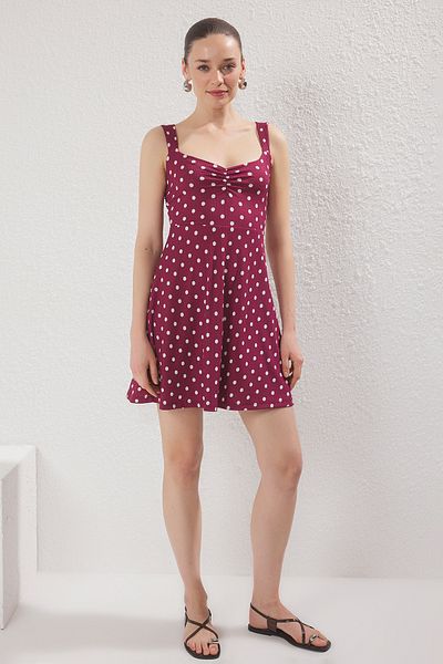 Trendyol Collection Burgunderrotes, gepunktetes, geripptes Mini-Strickkleid – Hosenträger, Rüschenrock TWOSS25EL00379
