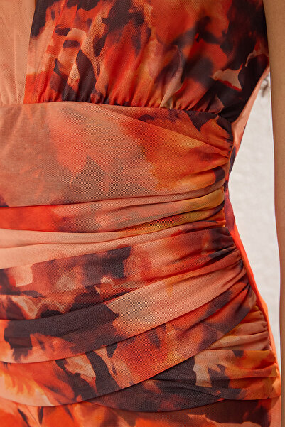 Trendyol Collection Narancssárga és többszínű absztrakt mintás Midi estélyi ruha éjszakai ballagási ruha TPRSS25EL00134