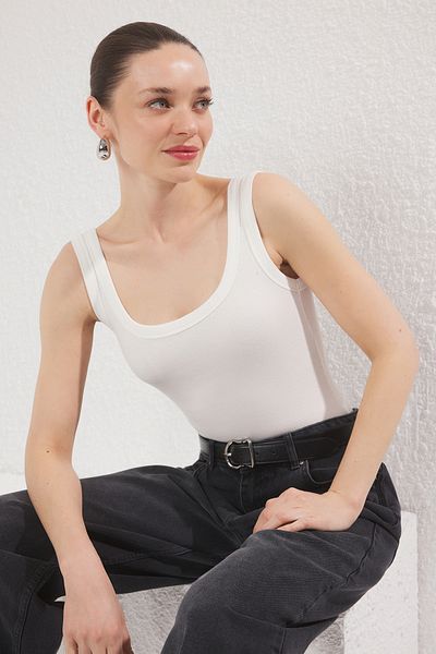 Trendyol Collection   Ecru Pool Kragen tailliert zurück Dekolleté Body TWOSS25BD00018