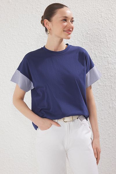Trendyol Collection Marineblaues, entspanntes/bequem geschnittenes Popeline-Ärmel-detailliertes Strick-T-Shirt TWOSS24TS00007