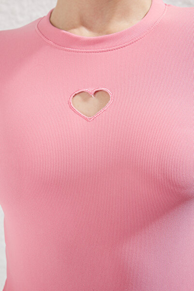 Trendyol Collection Μπλούζα με λαιμόκοψη με ροζ καρδιά με λεπτομέρειες