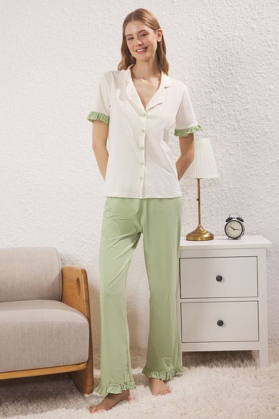 Trendyol Collection Ecru und grünes Pyjama-Set aus 100 % Baumwolle mit Rüschenmuster THMSS24PT00223