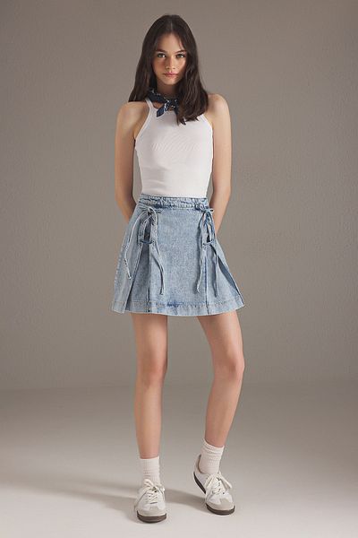 Trendyol Collection Fusta mini din denim cu ochi albaștri cu detaliu de legare cu talie obișnuită TWOSS25ET00130