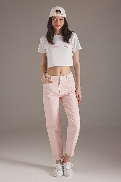 Trendyol Collection Rosa Mom-Jeans mit Wickelmuster und hoher Taille TWOSS25JE00237
