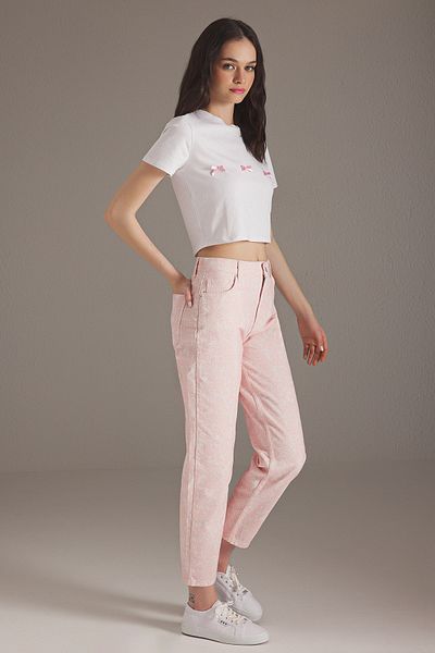 Trendyol Collection Rosa Mom-Jeans mit Wickelmuster und hoher Taille TWOSS25JE00237