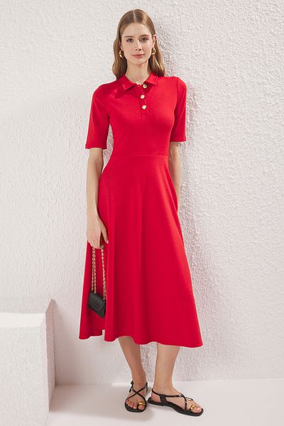 Trendyol Collection Piros Midi kötött ruha - háromnegyedes ujjú, gombos gallér, gördeszka stílus - TWOAW25EL00518