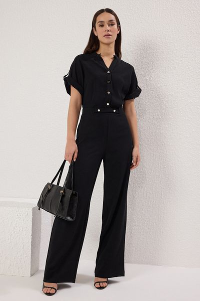 Trendyol Collection Schwarzer, langer, gewebter Overall aus Krepp mit Richterkragen TWOSS25TU00031