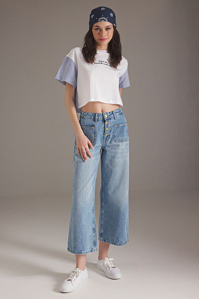 Trendyol Collection Blaue Culotte-Jeans mit Knopfdetail und hoher Taille TWOSS25JE00223