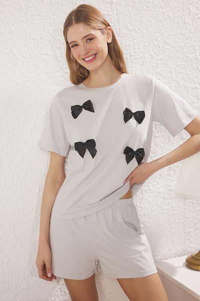 Trendyol Collection Set de pijamale tricotate 100% bumbac gri deschis cu panglică / fundă și pantaloni scurți THMSS25PT00376