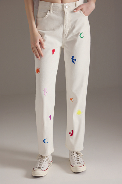 Trendyol Collection Ecru bestickte High Waist Straight Cut Straight Jeans TWOSS25JE00215