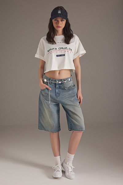 Trendyol Collection Blaue Denim-Bermuda mit Vintage-Effekt und normaler Taille TWOSS25SR00150