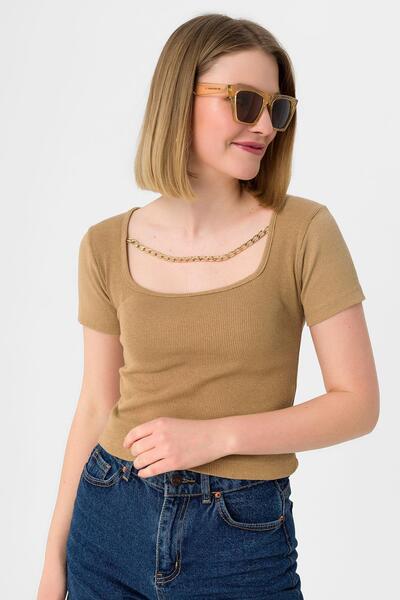 ŞİMAL Дамска тениска с квадратно деколте и детайлно колие