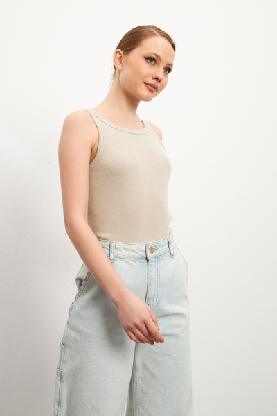 MODAGEN Γυναικείο μπλουζάκι με μπεζ λουράκι με λαιμόκοψη