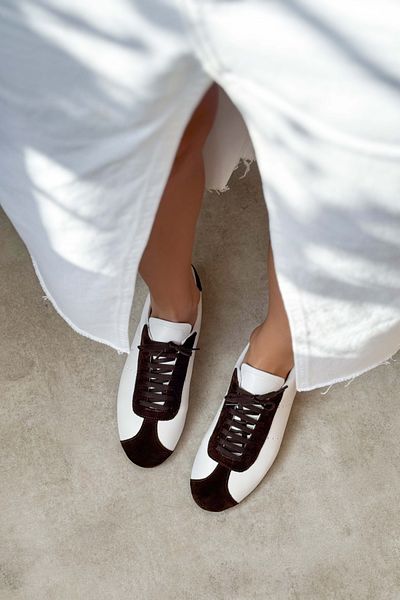 NİŞANTAŞI SHOES Дамски кецове Leroy White Matte Brown от естествен велур с равна подметка