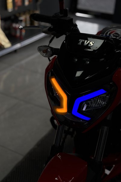 Banxtre TVS Raider Gündüz Ledi için Turuncu Mavi Far Filmi Sticker Etiket