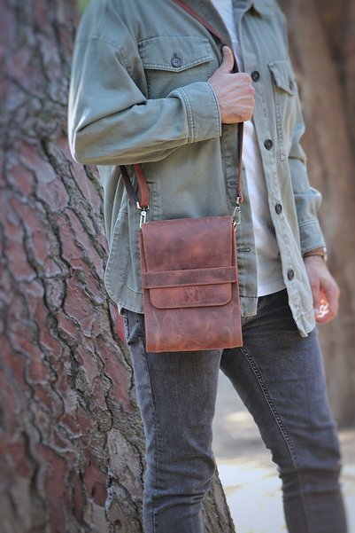 Generic Brand Genuine Leather Upright Mailman's Bag / Shoulder Bag / Men's and Women's Crossbody Bag / Unisex / with Gift Box