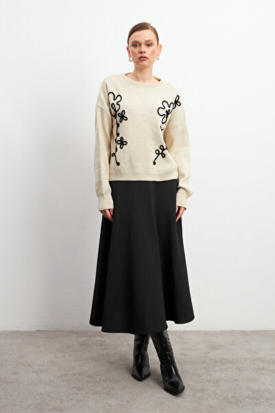 Bipantolon Women's Cream Black Floral Piping Detailed Sweater