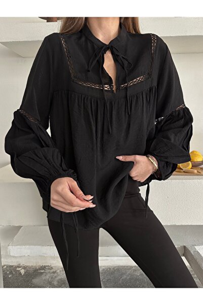 BELLA FASHION Κεντημένη μπλούζα με γιακά με κορδόνια