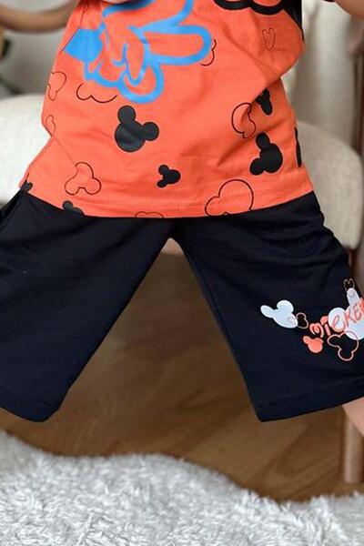 Riccotarz Хлопчачий комплект з футболкою з принтом пальців і ведмедиком та шортами оранжевого кольору