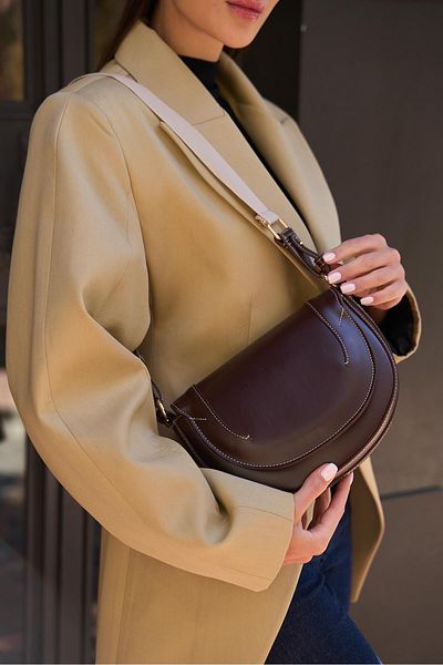 Madamra Braune Damen-Hand- und Umhängetasche mit kontrastierenden Nähten und Kreuzriemen