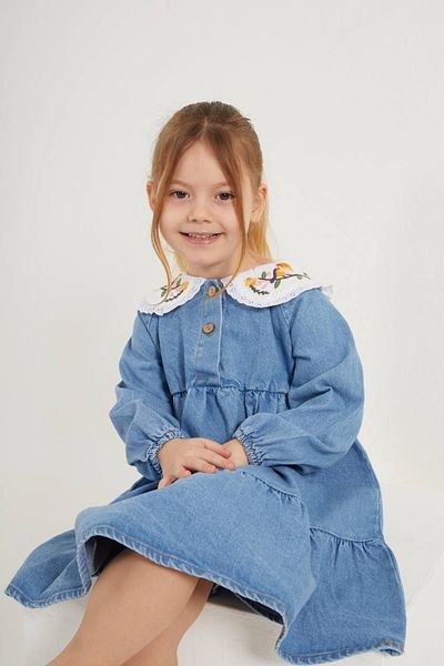 le petit sole Rochie din denim cu broderie de pasăre pentru fetiță