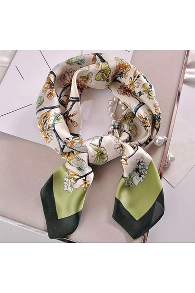 Accessories Γυναικείο αξεσουάρ με θέμα την πράσινη πεταλούδα και τα λουλούδια από μεταξωτό τετράγωνο φουλάρι με εμφάνιση βανίλιας
