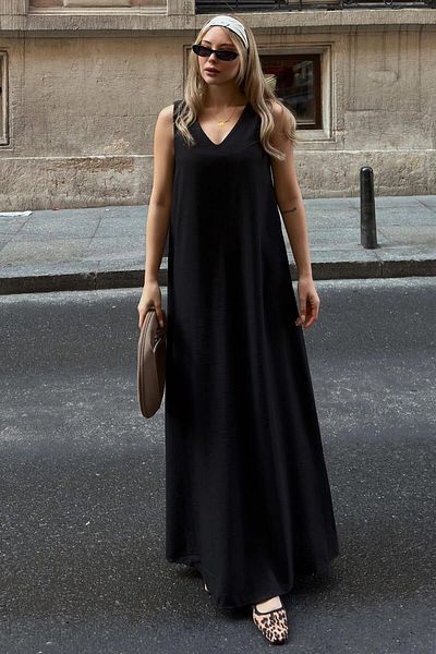 Swist Rochie midi neagră, față, spate, cu decolteu în V, cu mâneci zero, amestecate de in
