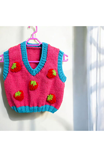 ThreadArtByNur El Örgüsü  Çilek Motifli Kadın Süveter