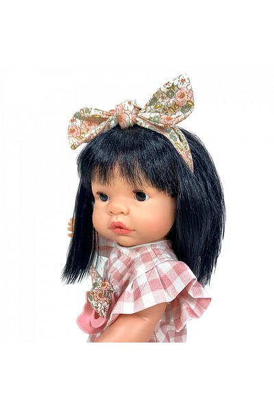 OEM Păpușa Nines D'onil, Joy, cu păr castaniu, cu salopetă în carouri, cu parfum de vanilie, 37 cm