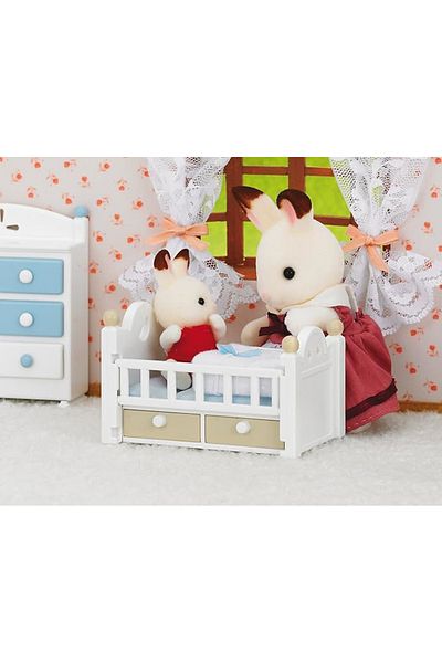 Epoch Sylvanian Families - Σετ Κούνιας για Μωρό με Σοκολατένιο Λαγουδάκι