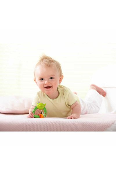 Haba Jucărie zornăitoare din lemn pentru bebeluși cu inele, model de broască