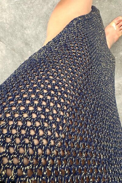 ESSE BUTİK Ασημί διάτρητο μακρύ φόρεμα σε μπλε ναυτικό και κίτρινο