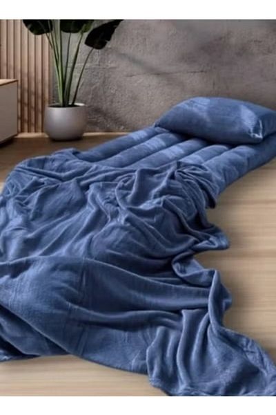 smart home 4 in 1 guest package consists of a mattress, a light blanket