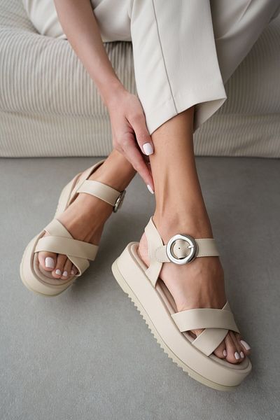 selinshoes Sandale de damă cu detaliu încrucișat în față, cu accesorii cu cataramă argintie - TEN