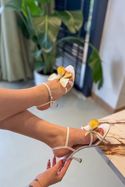 SHOEBELLAS Pantofi cu toc de damă cu detaliu fluture alb și galben