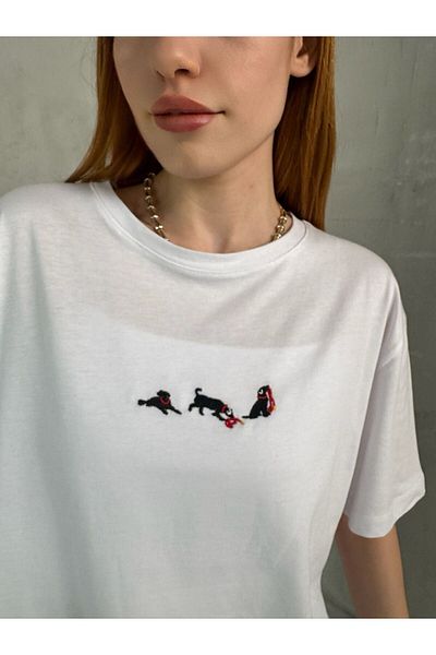 Cappmoda T-912 Μπλουζάκι με κέντημα με λευκό σκύλο με λαιμόκοψη
