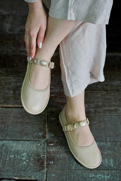 Marjin Damen-Ballerina mit goldfarbener Schnalle und Brosche, detailliertes Detail, Semura Beige